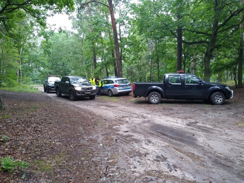 Uciekali przed służbami w lesie. Miłośnicy jazdy terenowej na celowniku akcji Cross-20