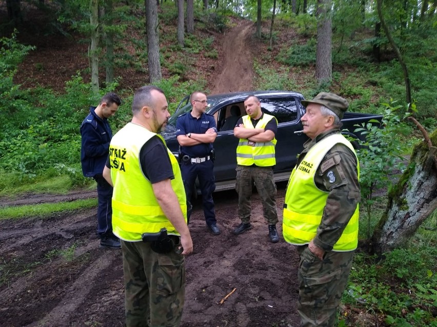 Uciekali przed służbami w lesie. Miłośnicy jazdy terenowej na celowniku akcji Cross-20