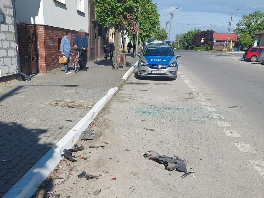 21-latek jadący BMW rozbił zaparkowanego renaulta i odjechał z miejsca zdarzenia w Osięcinach [zdjęcia]