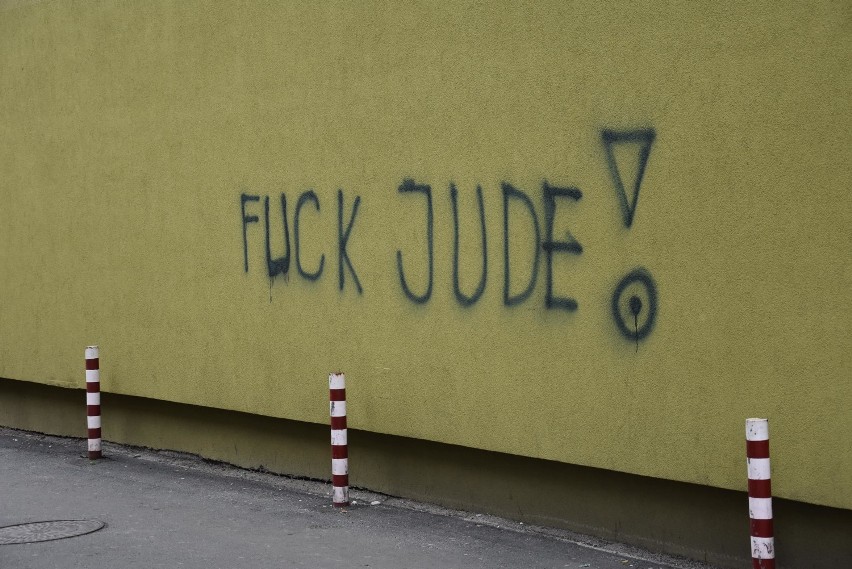 Antysemityzm w Rybniku - obraźliwe napisy na bloku obok Urzędu Miasta