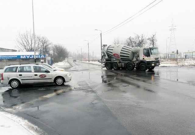 Czy urzędnicy powiatowi i miejscy wypracują wreszcie wspólne stanowisko w sprawie tego skrzyżowania?