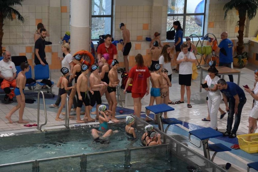Młodzi pływacy walczą w aquaparku w Wągrowcu