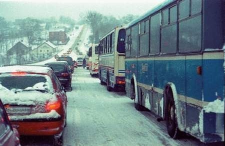 Droga w Ogrodzonej była zablokowana przez tira. Korek sięgał Krasnej.