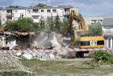 Wielkie wyburzanie w centrum Tarnobrzega. Przed laty były tam pomieszczenia biurowe. Zobacz zdjęcia