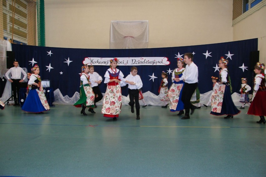 Dzieci ze Szkoły Podstawowej numer 3 w Sandomierzu świętowały Dzień Babci i Dziadka. Był występ, życzenia i piękne prezenty