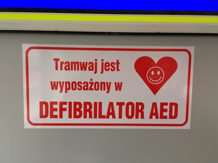 Pracownicy komunikacji miejskiej w Gdańsku, jak superbohaterowie. Uczą się obsługi defibrylatora AED do reanimacji, by sprawniej pomagać