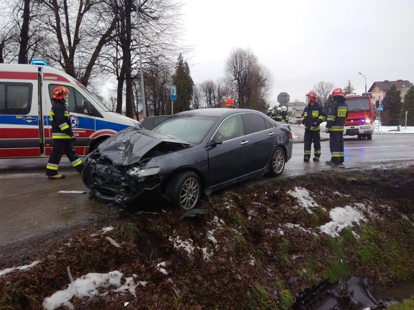 Wypadek w Brzeszczach. Kierujący trafili do szpitala na badania