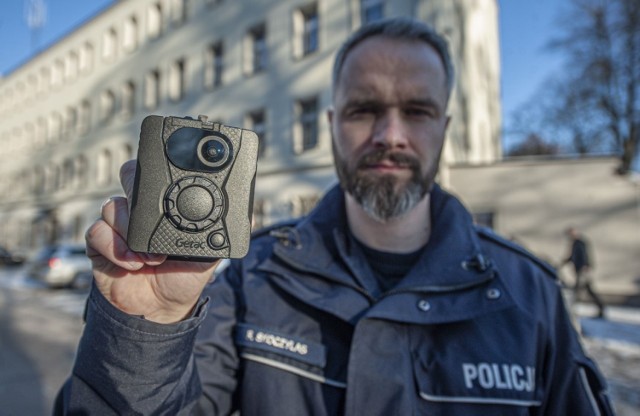 Policjanci z drogówki oraz wydziału patrolowo-interwencyjnego Komendy Miejskiej Policji w Koszalinie zostali wyposażeni w kamery nasobne, które będą rejestrować podejmowane przez nich interwencje.