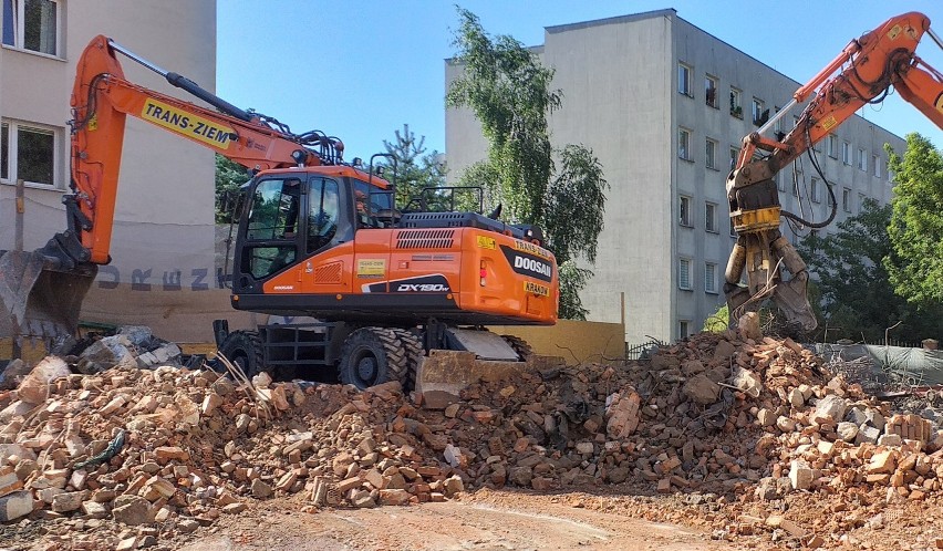 Kraków. Koniec '"szkieletora" na Krowodrzy. Wyburzanie niedokończonego budynku przy Kazimierza Wielkiego [ZDJĘCIA, WIDEO]