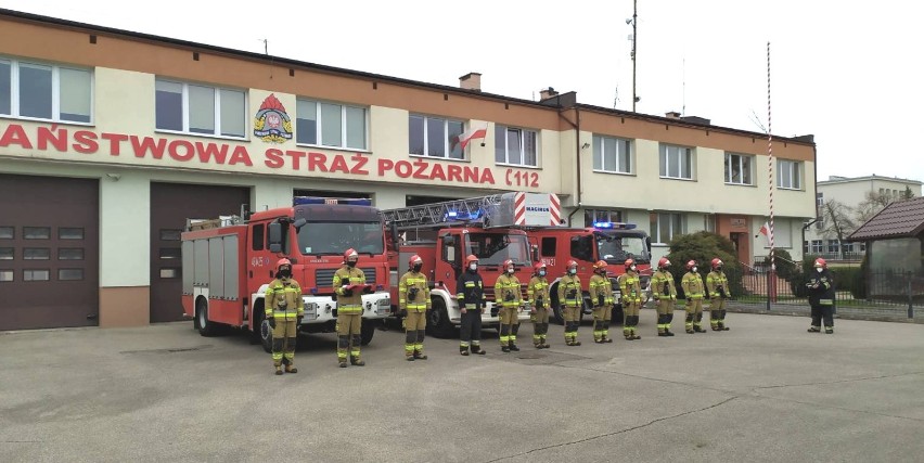 Malbork. Dzień Flagi RP w Komendzie Powiatowej PSP. Strażacy uroczyście wciągnęli na maszt Biało-Czerwoną