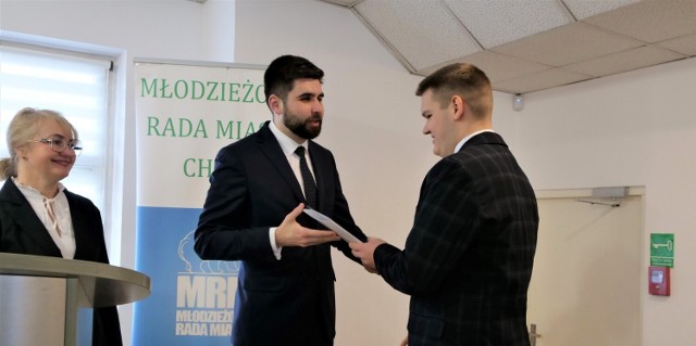Podczas uroczystej sesji Jakub Banaszek, prezydent Chełma, wręczył również radnym zaświadczenia o wyborze na radnego Młodzieżowej Rady Miasta Chełm.