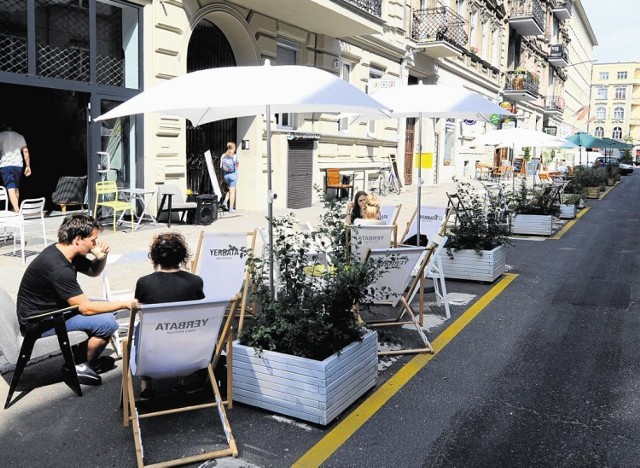 To od Taczaka 20 rozpoczął się rozkwit ulicy, która jest w tym momencie najciekawszym pubowo-restauracyjnym zakątkiem Poznania. Lekkie menu, którego mocną stroną są grillowane kanapki i pyszne tarty, dobra kawa i ciekawe piwa, muzyka z winyli oraz niewielki ogródek na ulicy - to mocne strony knajpki na Taczaka.