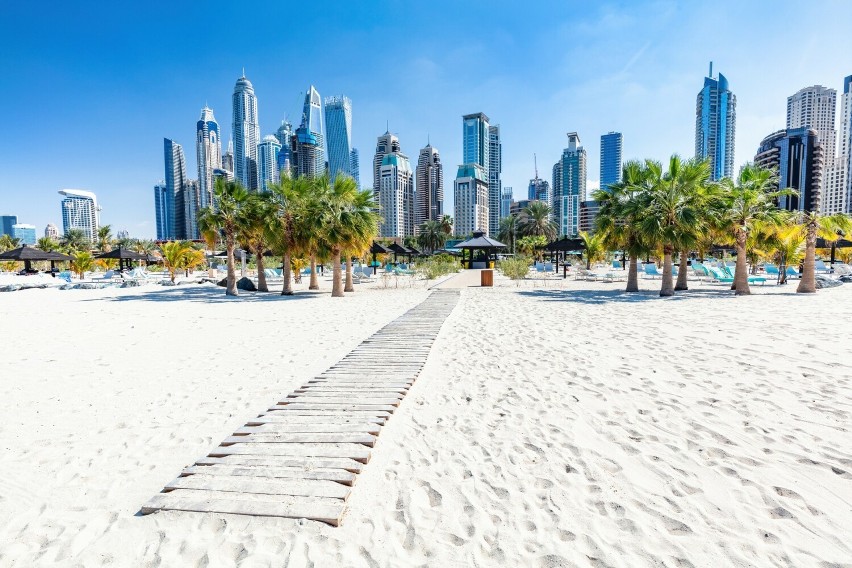 To najsłynniejsza plaża Dubaju – piękna połać piasku,...
