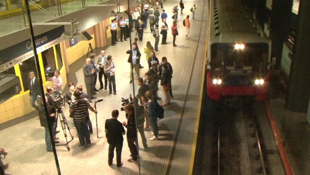 Pociągi wróciły na stacje metra Centrum i Świętokrzyska [wideo]