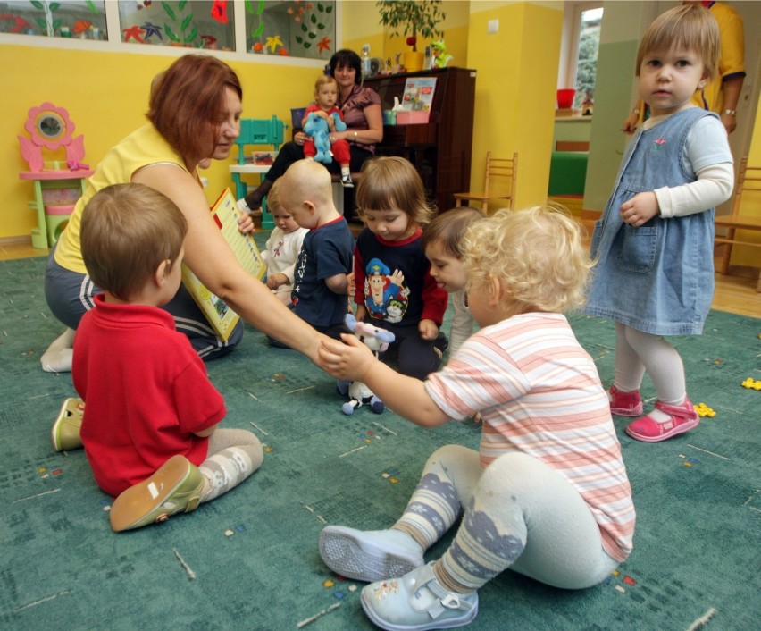 Ewakuacja żłobka, Warszwa. Z rury ulatnia się gaz