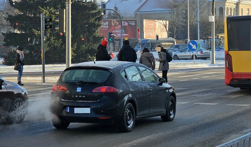 Akcja ratunkowa w centrum Kielc. Kobieta zasłabła i uderzyła głową o asfalt