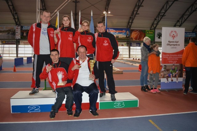 Reprezentacja Olimpiady Specjalne Polska po ceremonii dekoracji.
