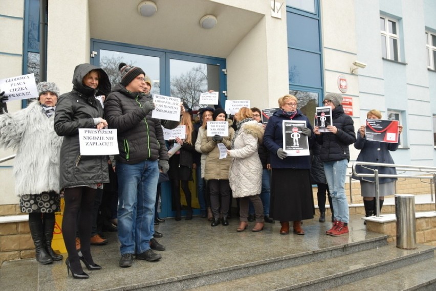 Pikieta przed tarnowską prokuraturą. Pracownicy chcą 1000 zł podwyżki