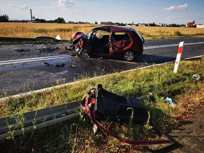 Wypadek w Zdunach. Trzy osoby poszkodowane. Krajówka była zablokowana [AKTUALIZACJA I NOWE ZDJĘCIA]
