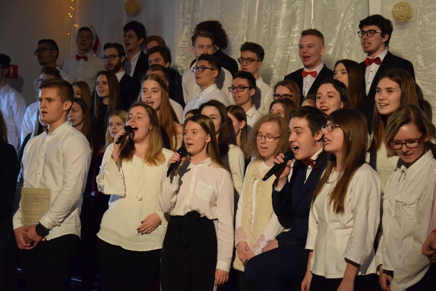 „Od seniora do juniora", czyli tradycyjny bożonarodzeniowy koncert w pleszewskim liceum