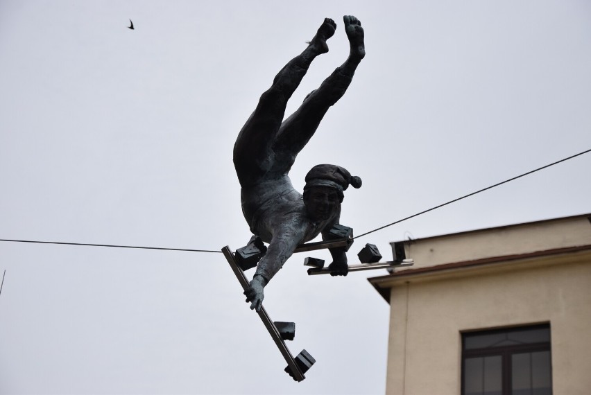 Nowa rzeźba w Częstochowie. To chochlik drukarski autorstwa Jerzego Kędziory