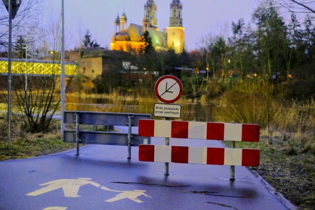 Możemy się spodziewać, że w najbliższych dniach cała rzeka będzie w strefie wody wysokiej - przekazuje Izabela Adrian, hydrolog IMGW.

Więcej zdjęć --->