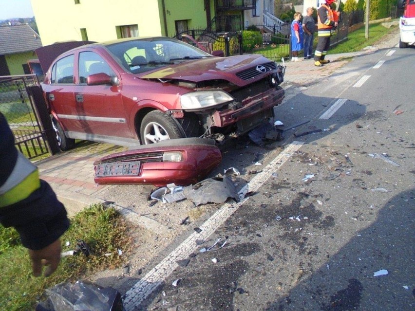 Wypadek obok szkoły w Kobylu, zderzyły się trzy samochody osobowe [ZDJĘCIA]