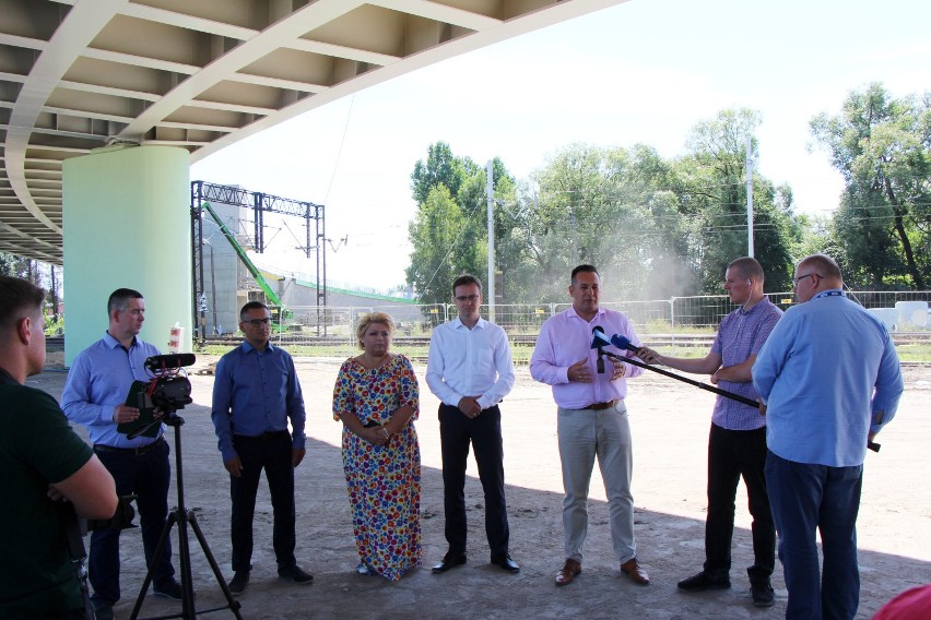 Budowa wiaduktu idzie zgodnie z planem. Kierowcy pojadą estakadą jeszcze w tym roku