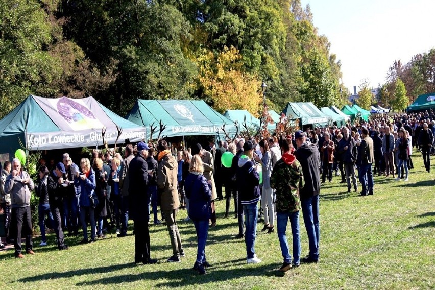 Liczne grono mieszkańców Staszowa i okolic pojawiło się na...