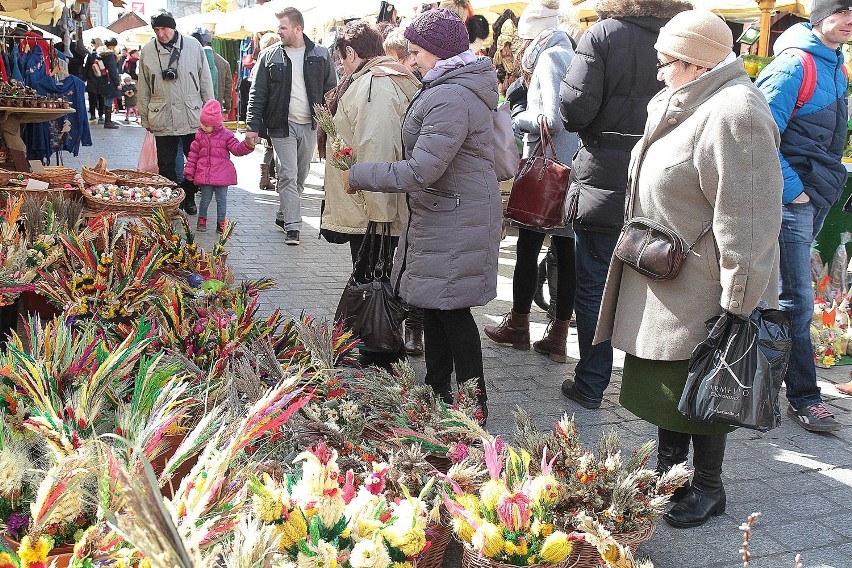 Ruszyły Targi Wielkanocne w Krakowie. Tu kupisz najpiękniejsze palmy [ZDJĘCIA]