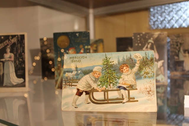 Zduńskowolskie muzeum posiada bogatą kolekcję pocztówek z życzeniami świątecznymi i noworocznymi sprzed lat. Warto odwiedzić muzeum, by zobaczyć tę wyjątkową kolekcję