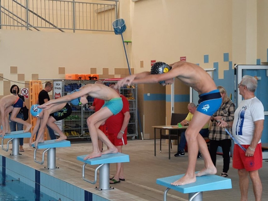 Uczniowie SP nr 5 w Wieluniu na półfinałach wojewódzkich w sztafetach pływackich