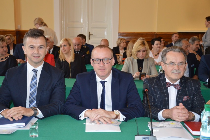 Pierwsza sesja Rady Miejskiej Tomaszowa Maz. na lata 2018-2023.  Wybrano przewodniczącego i zastępców [ZDJĘCIA, FILM]