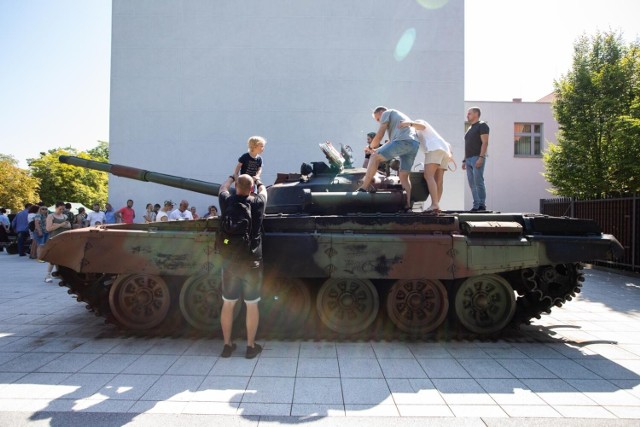 Muzeum Wojsk Lądowych w Bydgoszczy po raz kolejny przyłącza się do obchodów Święta Wojska Polskiego. 15 sierpnia zwiedzający mieli okazję zapoznać się z ekspozycją stałą i wystawami czasowymi, a także wziąć udział w konkursie historycznym i obejrzeć od środka czołg  T-72.