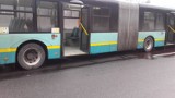 Awaria autobusu na A4 w Mysłowicach. Pasażerowie PKM Jaworzno za barierkami