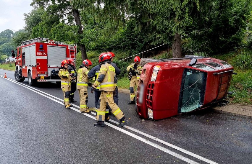 Przemyśl. 53-letni kierujący terenowym isuzu doprowadził do przewórcenia się pojazdu. Na szczęście nikt nie został ranny [ZDJĘCIA]