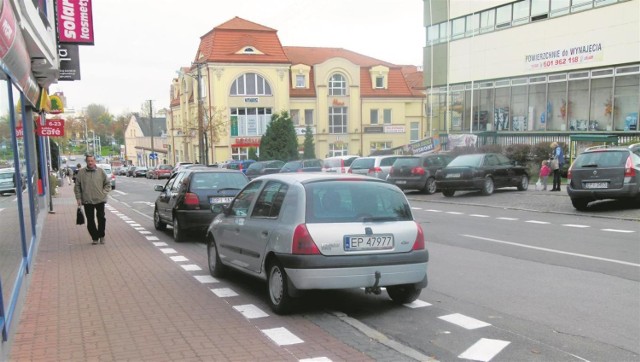 Na ulicy Sienkiewicza oznakowanie poziome uzupełniono dopiero niedawno