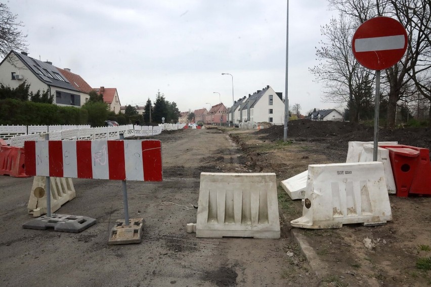 Znakowy galimatias w okolicach ulicy Okrężnej w Legnicy, zobaczcie zdjęcia