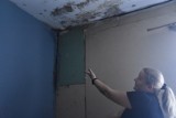 Grzyb na ścianach zabytkowych familoków w Czerwionce. Mieszkańcy: "to przez niedawne ocieplenie budynków". Zdaniem władz to wina ich samych