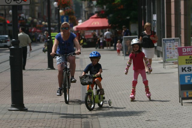 Rowerzyści w Chorzowie mają coraz więcej miejsc do jeżdżenia. Dominika, Jagoda i Jeremiasz codziennie się o tym przekonują.