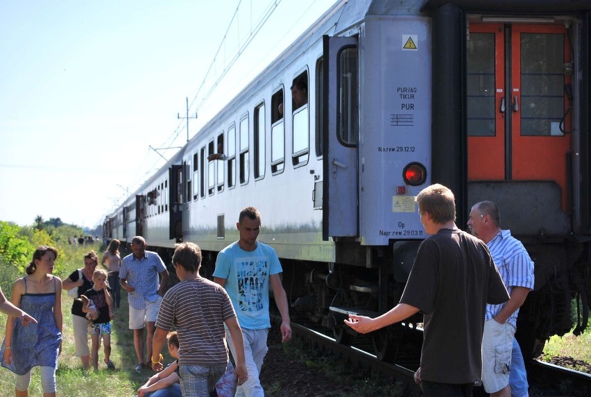 Pociąg uderzył w auto w Rożnowie [ZDJĘCIA]