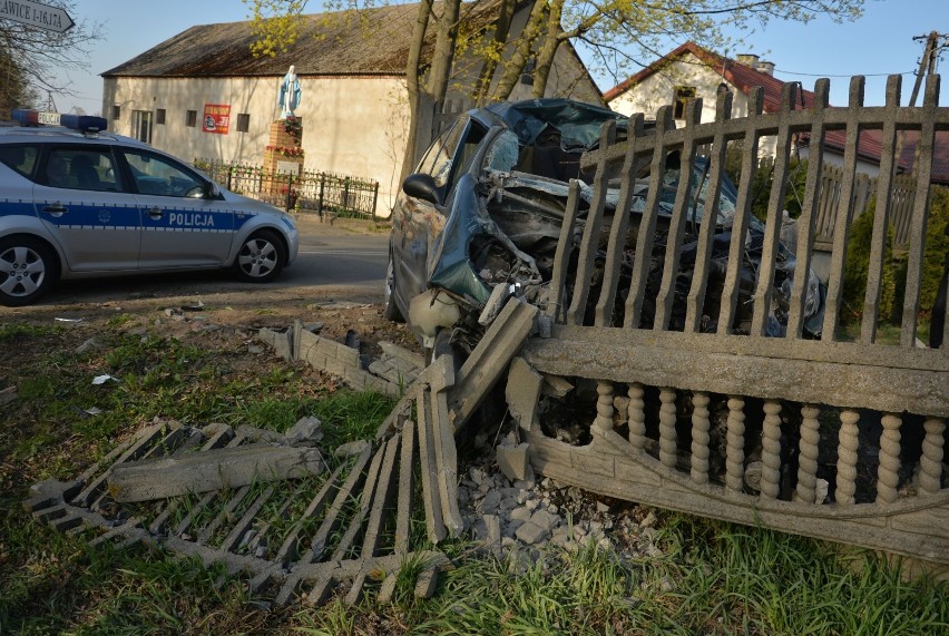 Pijany kierowca citroena wjechał w ogrodzenie w powiecie włocławskim [zdjęcia, wideo]