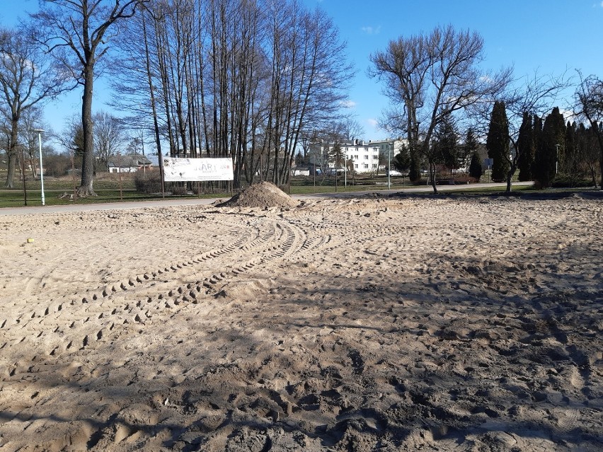 W Suwałkach nad zalewem Arkadia modernizują boisko do gry w siatkówkę plażową