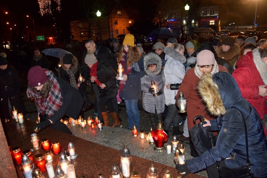 "Sound of silence" w Chodzieży i Budzyniu. Rok po zamachu na Pawła Adamowicza przypominamy, jak jego pamięć uczcił powiat chodzieski