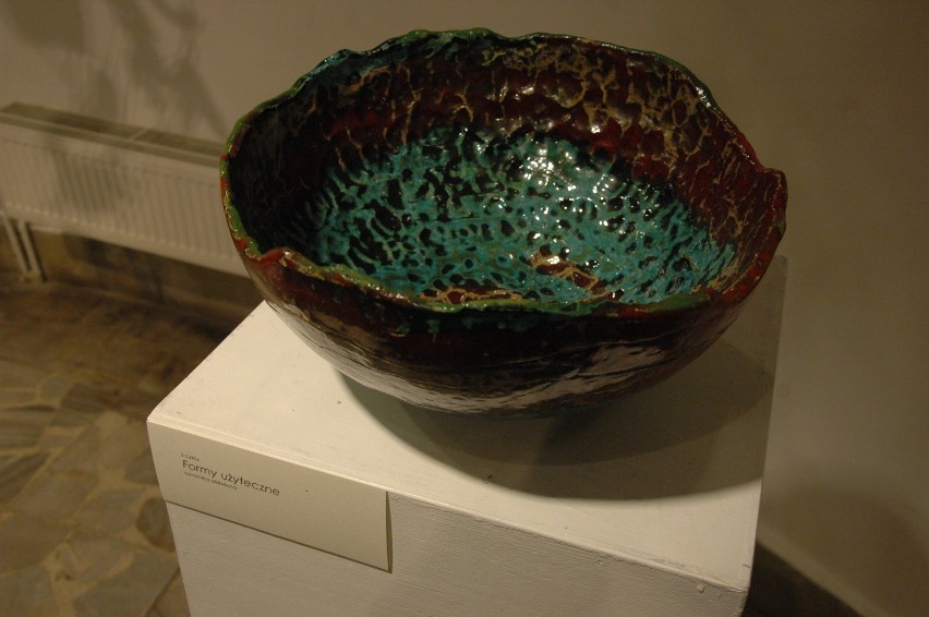 Ceramika niejedną ma formę. Wystawa Marii Podskarbi-Hebisz