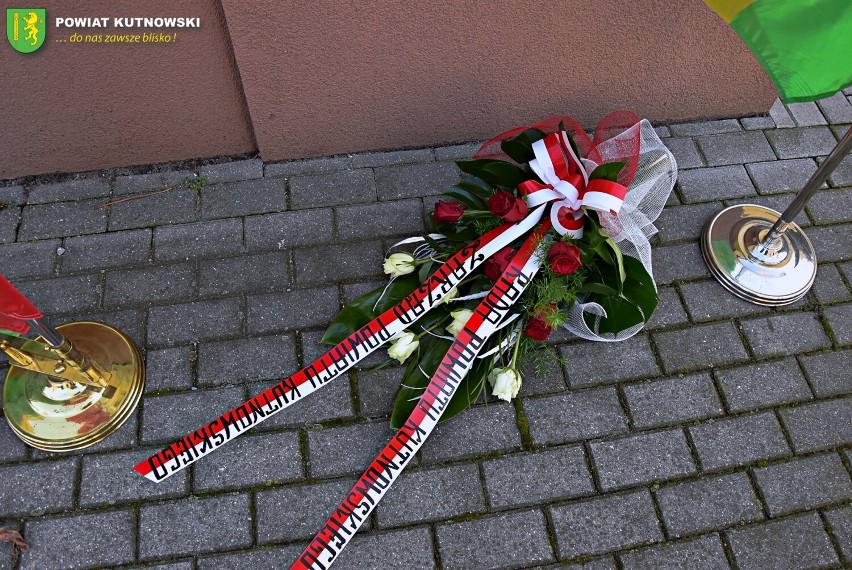 Dziś Narodowe Święto Niepodległości. Z tej okazji władze Powiatu Kutnowskiego złożyły kwiaty pod pamiątkową tablicą znajdującą się na budynku Starostwa Powiatowego w Kutnie.