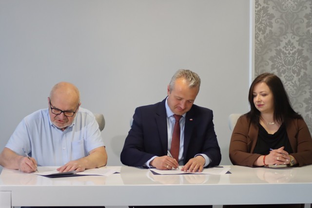Umowę podpisali Wojewoda Kujawsko-Pomorski i Burmistrz Janikowa.