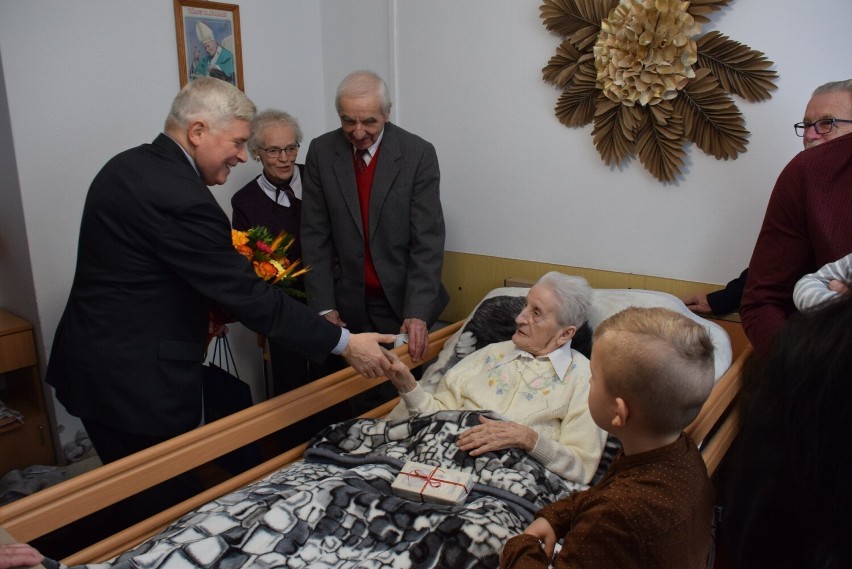 Setne urodziny świętowała Kazimiera Werniuk, najstarsza mieszkanka DPS nr 1 w Krośnie [ZDJĘCIA]