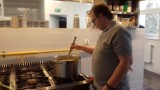 W Zakładzie Aktywizacji Zawodowej w Tuszynie uczą się gotować, piec i obsługiwać gości  