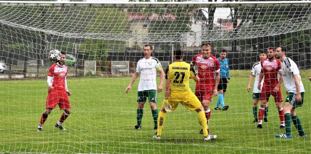 Hejnał Kęty - Nadwiślanin Gromiec 2:1. Na zdjęciu: Maksymilian Cepiga strzela zwycięską bramkę dla Hejnału w ostatniej akcji meczu, po dośrodkowaniu z rzutu wolnego od Kamila Żmudy.